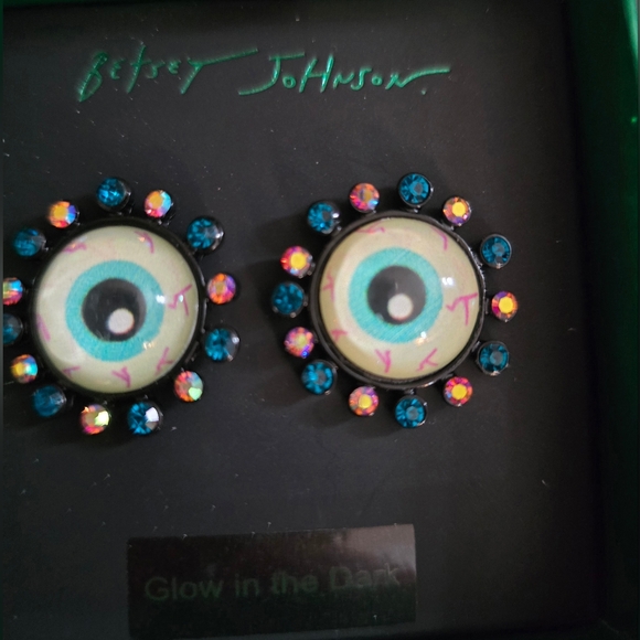 Betsey Johnson Eyeball button earrings! NWT - Picture 6 of 12